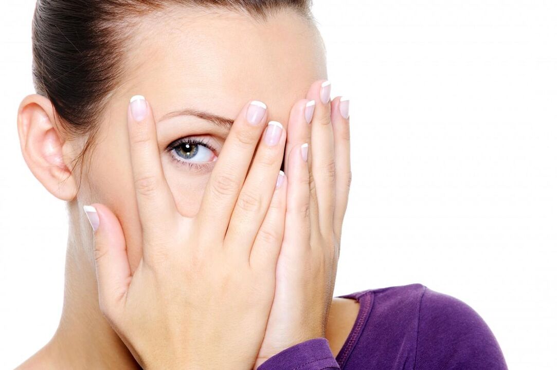 Exercice des yeux à travers les doigts